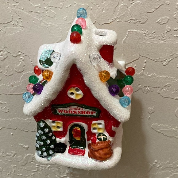 NWT 🎅 NIB Christmas is Forever Ceramic Night Light Santa’s Workshop 🎅 - Picture 4 of 10